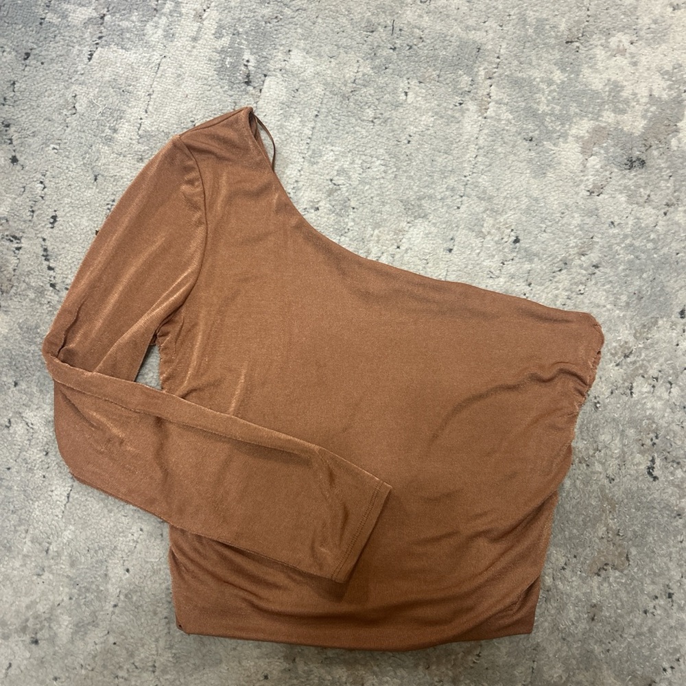 Green Envelope One-Shoulder Gold Blouse